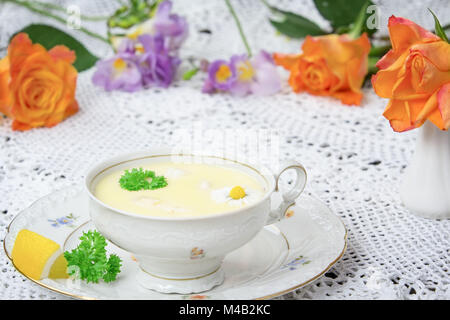 Potage crème d'asperges en face de décoration de table Banque D'Images