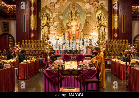 Sainte Messe dans le Sri Dalada Maligawa, temple de la Dent sacrée à Singapour, Banque D'Images