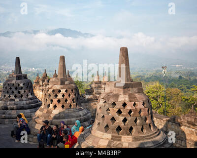 Les touristes à Borobudur Temple Bouddhiste. Regency Magelang, Java, Indonésie. Banque D'Images