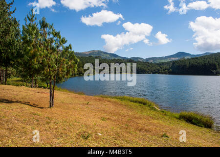 Sur le lac artificiel du barrage de Mulunguzi,plateau de Zomba, Malawi, Afrique du Sud Banque D'Images