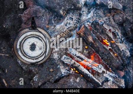 Pot à eau bouillante sur un feu ouvert sur un camping à volcan Tolbachik,Russie,Kamchatka Banque D'Images