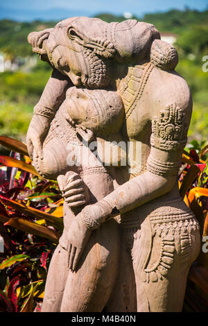 Statues bouddhiques dans le jardin botanique à l'île de Nevis, St.Kitts et Nevis,Caraïbes Banque D'Images