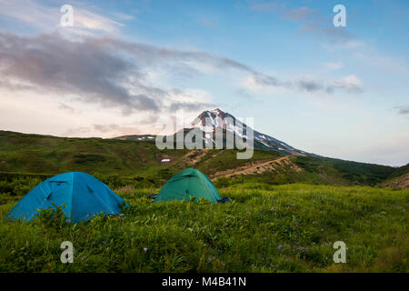 Camping au-dessous du volcan du Kamchatka Vilyuchinsk,Russie, Banque D'Images