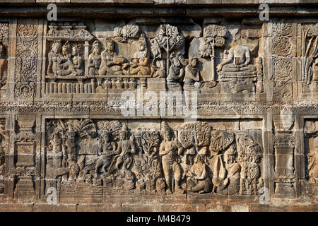 Reliefs sur un mur du couloir. Temple bouddhiste Borobudur Magelang, Regency, Java, Indonésie. Banque D'Images