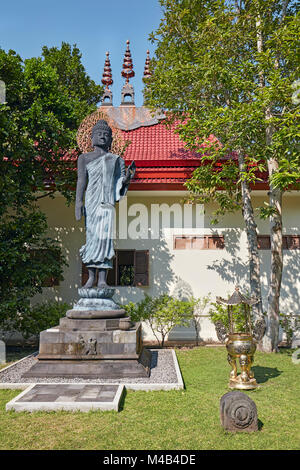 L'image de Bouddha dans le jardin de monastère bouddhiste Mendut. Regency Magelang, Java, Indonésie. Banque D'Images