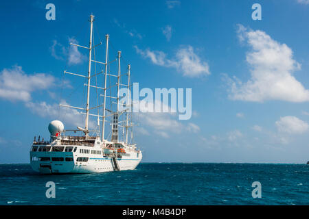 Bateau à voile géant s'ancrant dans les Tobago Cays, St. Vincent et les Grenadines,Caraïbes Banque D'Images