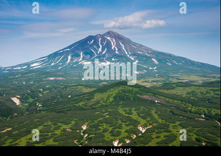 Volcan Ilyinsky Kurile sur lac, le Kamchatka, Russie Banque D'Images