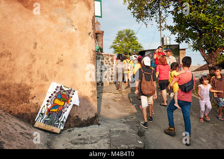 Les touristes marchant le long d'une rue étroite dans le Taman Sari Château d'eau. Yogyakarta, Java, Indonésie. Banque D'Images