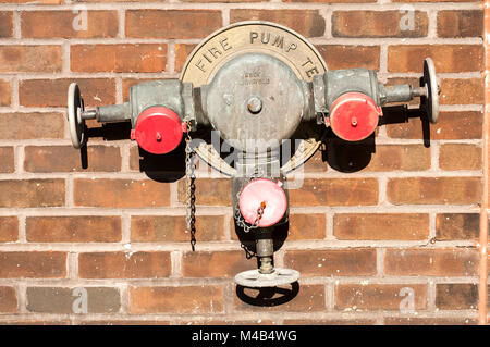 Sur le mur d'eau d'incendie Banque D'Images