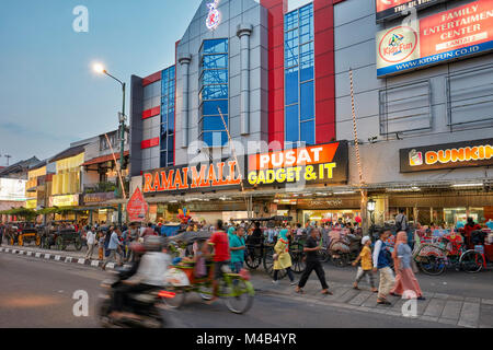 Façades de magasins illuminés à la tombée de la nuit. La rue Malioboro, Yogyakarta, Java, Indonésie. Banque D'Images