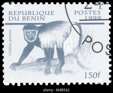 BUDAPEST, HONGRIE - 11 février 2017 ; Stamp imprimé au Bénin à partir de la question "ammals ' Guereza (Colobus guereza montre), vers 1999 Banque D'Images