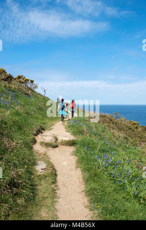 Les gens qui marchent le long de la South West Coast Path à Cornwall, England, UK Banque D'Images