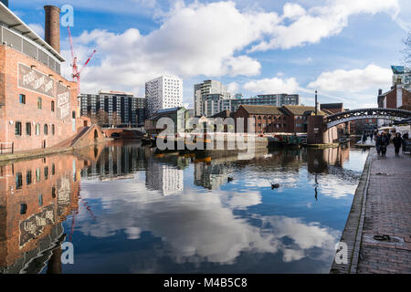 Une vue sur le canal avec les réflexions de personnes et de bâtiments à Brindley Place Birmingham, UK Banque D'Images