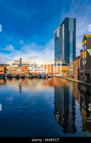 Une vue sur le canal avec les réflexions de personnes et de bâtiments à Brindley Place Birmingham, UK Banque D'Images