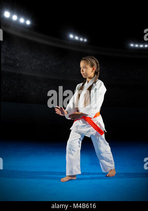 Petite fille en pratiquant de combat sports hall Banque D'Images