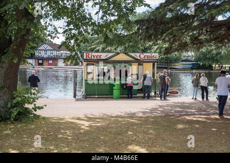 Les visiteurs à Stratford Upon Avon au River Cruiser billets et glaces Kiosk Warwickshire Angleterre UK Banque D'Images