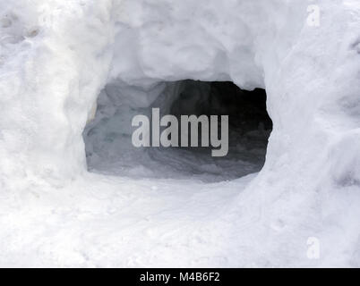 Tunnel creusé dans un banc de neige Banque D'Images