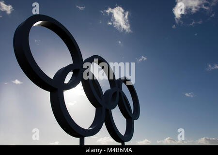 Londres, Royaume-Uni - 15 Février 2018 : Le symbole olympique, composée de cinq anneaux interconnectés, silhouetted against a blue sky Banque D'Images