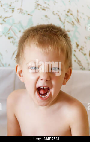 Portrait of cute boy crying Banque D'Images