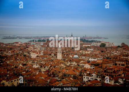 Vue sur la tour de l'horloge de Venise, Italie Banque D'Images