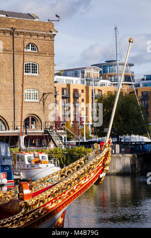 Londres, UK - 1 Nov 2012 : un habitat populaire et de loisirs avec de plaisance dans la St Katharine Docks, Rive nord de la Tamise, Londres Banque D'Images