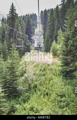 Ascenseur dans la montagne. La forêt de sapin. L'heure d'été Banque D'Images