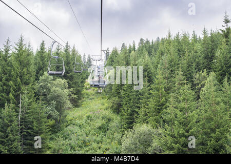 Ascenseur dans la montagne. La forêt de sapin. L'heure d'été Banque D'Images