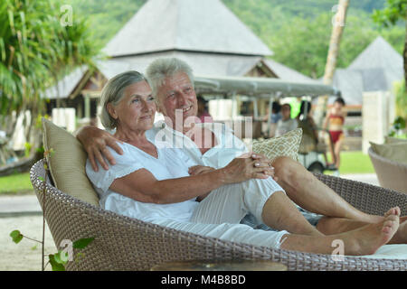 Couple de personnes âgées reste au Tropical Beach Banque D'Images