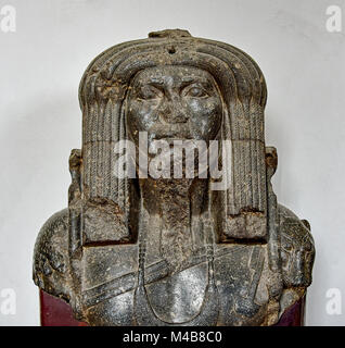 Statue de pierre égyptien dans le musée des antiquités du Caire. Banque D'Images