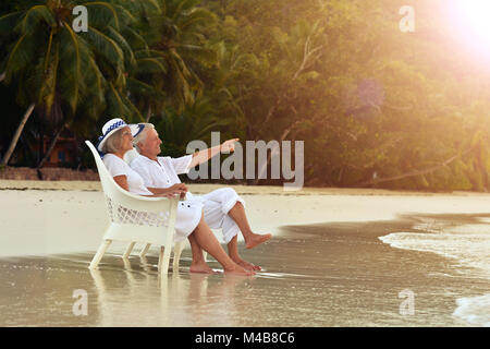 Couple Dancing on tropical beach Banque D'Images