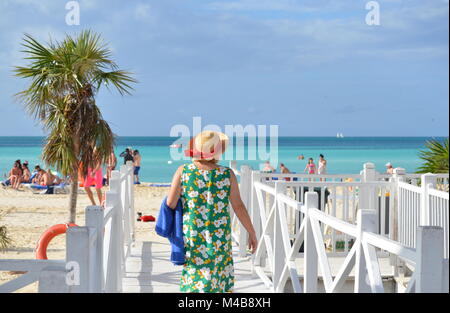 Senior Caucasian woman en vacances la marche sur la plage sur une île tropicale des Caraïbes (Cayo Coco, Cuba) Banque D'Images