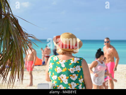 Senior Caucasian woman en vacances la marche sur la plage sur une île tropicale des Caraïbes (Cayo Coco, Cuba) Banque D'Images