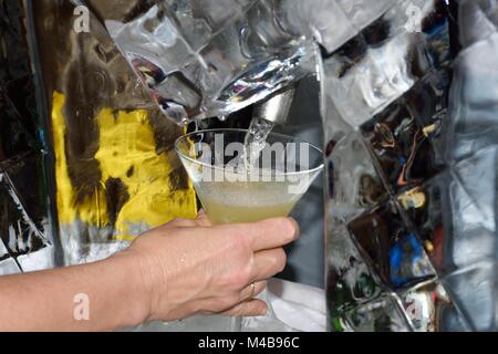 Verre de martini se répand de la machine Banque D'Images