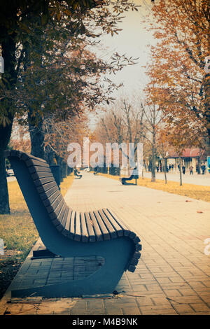 Banc en bois brawn sur la ville ruelle dans la baisse saison Banque D'Images