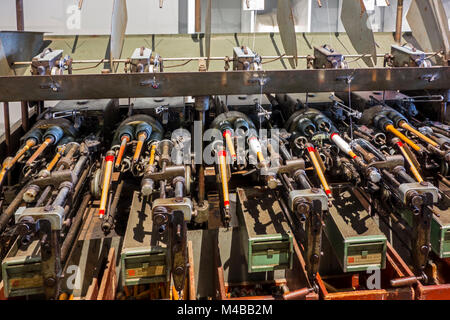 Bobines de fils avec le tiroir de la machine dans l'usine de filature de coton /-mill Banque D'Images