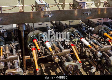 Bobines de fils avec le tiroir de la machine dans l'usine de filature de coton /-mill Banque D'Images