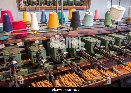 Bobines de fils colorés avec le tiroir de la machine dans l'usine de filature de coton /-mill Banque D'Images