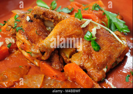 Petites cuisses de poulet avec légumes verts et à la plaque brune Banque D'Images