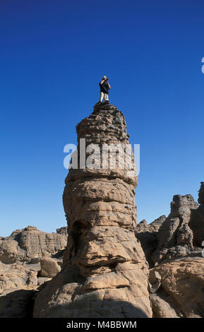 L'Algérie, Djanet. Désert du Sahara. Le Parc National du Tassili n'Ajjer. Photographe Frans Lemmens prendre photo de rock. L'homme. UNESCO World Heritage site. Banque D'Images