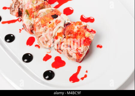 Semifreddo dessert avec fruits de la forêt et de pistaches Banque D'Images