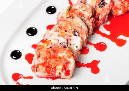 Semifreddo dessert avec fruits de la forêt et de pistaches Banque D'Images