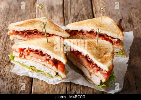 Des club sandwiches fraîchement préparés traditionnels avec la Turquie, bacon, laitue et tomates close-up sur la table horizontale. Banque D'Images