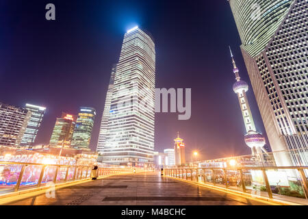 La ville de Shanghai sur la passerelle pour piétons dans la nuit Banque D'Images