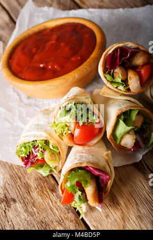 Mini burrito avec la Turquie et des légumes sur la table verticale. Banque D'Images