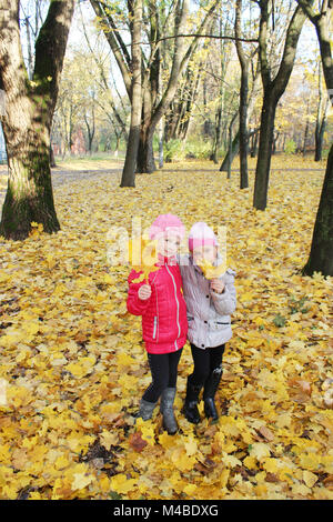 Deux petites filles jouant dans le parc en automne Banque D'Images