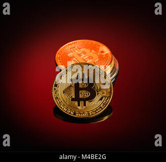 Pile de bitcoins sur fond rouge foncé Banque D'Images