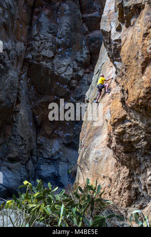 60 + mature male rock climber en jaune, El Rio, Tenerife, Banque D'Images