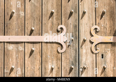 Détail d'une vieille porte en bois avec charnière métal Banque D'Images