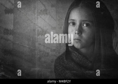 Portrait dramatique une jeune fille avec des parties d'Auschwitz Birkenau Camp de concentration en arrière-plan. Photo composite. Les enfants d'Auschwitz concept Banque D'Images