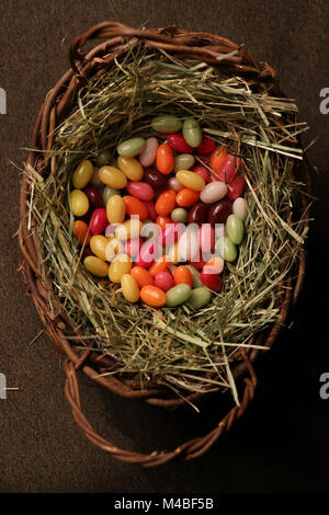 Lapin de Pâques en chocolat dans un panier Banque D'Images
